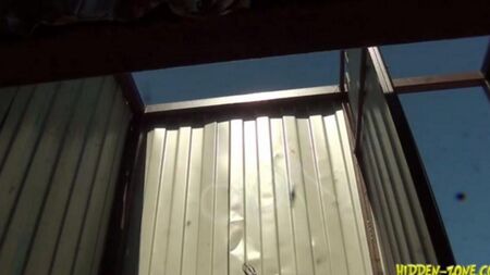 Gizli kamera bir plaj kabininde bir kadını vuruyor