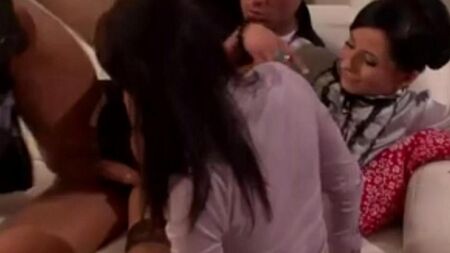 Sekreter eteğini kaldırdı ve külotunu traşlı bir kedi ile indirdi