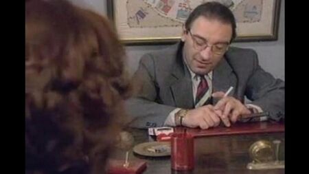 50 yaşındaki bir adam genç bir öğrenciyi bir noktada çeker