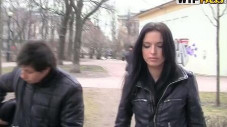Rus kamyonetçiler bir kızı bir kafede tuvalette seks için boşalttı