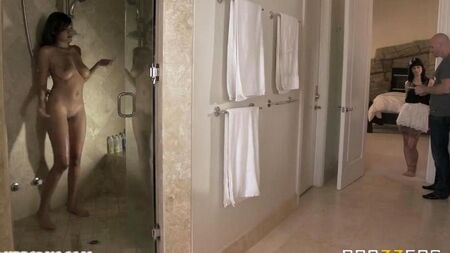 Johnny Sins kaba bir şekilde yatak odasında bir kızı becerdin