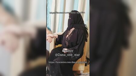 Dana, büyük göğüslü Mısırlı bir Arap Müslüman