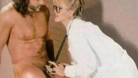 Playgirl dergisinin orta sayfa mankeni olan MILF doktor üvey anne modelin adı nedir?