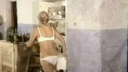 C. Alric, 1980 yapımı filmde beyaz saten bikini külotuyla