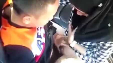 Malay - Tudung ve kareli gömlek giyen kız