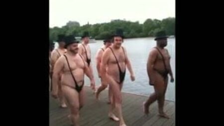 Tanga mayolu yaşlı erkekler