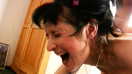 Porno seçmelerinde olgun bir kadın, tanımadığı bir adam tarafından götünden sikiliyor