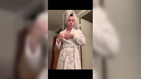 Audrey Bradford kıçını ve göğüslerini sergiliyor