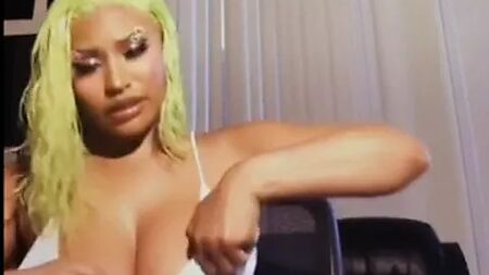 Nicki Minaj kocaman göğüsleriyle seni tahrik ediyor