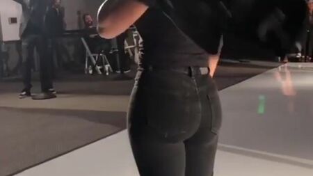 Ebony Meagan Good'un muhteşem popo gösterisi !!!!!