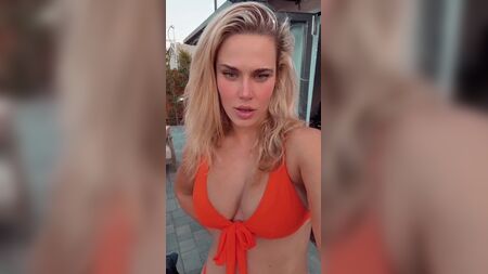 WWE - CJ Perry, namı diğer Lana, turuncu bir bikiniyle