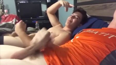 Pijama partisinde yan yana mastürbasyon yapan seksi gençler