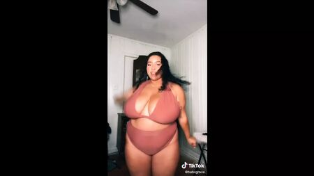 TikTok'ta büyük göğüs hayranları