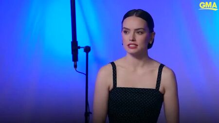 Daisy Ridley, *The Rise of Skywalker*’dan yayınlanan fragmanları izledikten sonraki tepkisini paylaşıyor ve bazı ipuçları veriyor