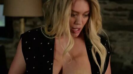 Hilary Duff - Younger (sansürlenmiş göğüs görüntüsü)