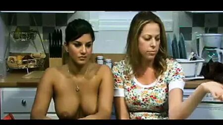 Sunny Leone'nin üstsüz röportajı
