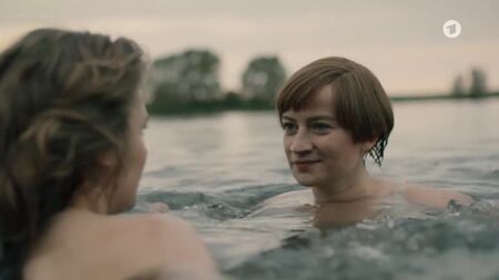 Nina Gummich, Alicia von Rittberg Nude - Lotte am Bauhaus (2019) 720p Çevrimiçi İzle / Nina Gummich, Alicia von Rittberg - Bauhaus