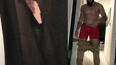 heteroseksüel bir erkeğe bir travesti oral seks yapıyor