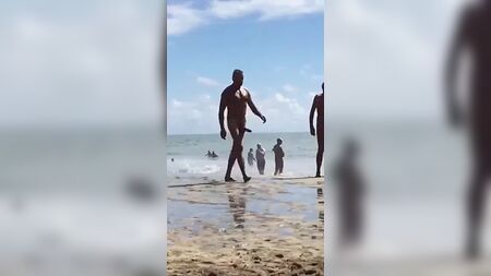 Plajda kocaman bir penis