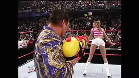 WWE - Beyaz şortlu Stacy Keibler, su tabancasıyla ıslatılıyor