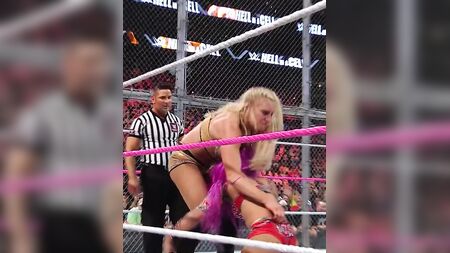WWE - Sasha Banks, Charlotte Flair tarafından yere atıldı