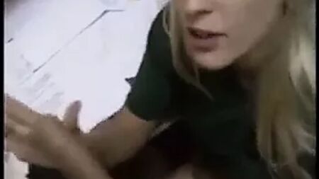 Çek kız iş yerinde sikişiyor ve fışkırtıyor