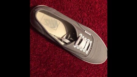 Kız kardeşimin gri Vans'larına boşaldım
