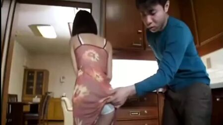 Japon Anne Üvey Oğlunun Arkadaşını Baştan Çıkarıyor - Bölüm 1