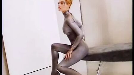 Jeri Ryan - 1997'de Star Trek için gümüş renkli kedikıyafeti giydiği fotoğraf çekimi
