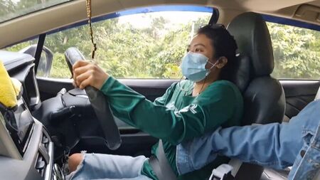 Desi Grab şoförü ekstra bahşiş için becrendi - Pinay Lovers Ph