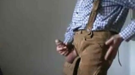 Bavyeralı, Lederhosen'iyle hava atıyor