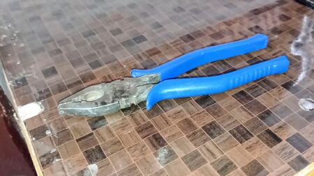 Şehrin diğer ucundan gelen elektrikçi, iri göğüslü kız kardeşi görünce kendini tutamadı. HD kalitesinde, net Hintçe sesli, geleneksel Hint porno seks videosu
