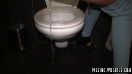 WD Kızlar işeme arşivi - 0150_dina_piss