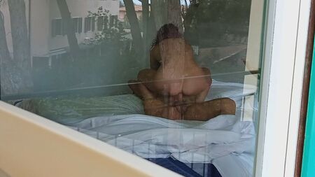 Röntgenci, komşularını açık pencerenin önünde sevişirken yakaladı; o seksi milf devasa bir penisi sikerken kıçını izlemeye bayılıyorum
