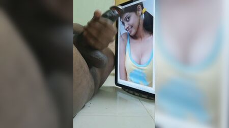 Pranitha'nın seksi, süt rengi göğüsleri
