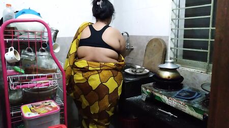 Mutfakta Sari Giyen Yerli Seksi Teyze Sikişiyor - (55 Yaşındaki Tamil Teyze Mutfakta Sikişiyor)