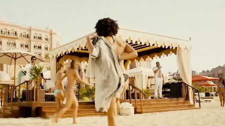 Nathalie Emmanuel seksi bir bikiniyle