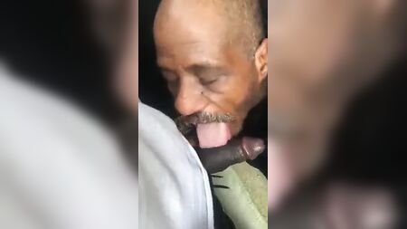 Evsiz bir adam siyah bir erkeğin aletini yalıyor ve menisini yutuyor