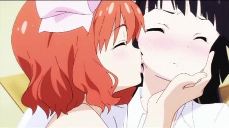 18 Yuri ve Ecchi Anime Öpüşme Sahnesi