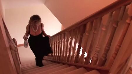 Lady Sonia, seksi çizmeleriyle acımasızca sikiliyor