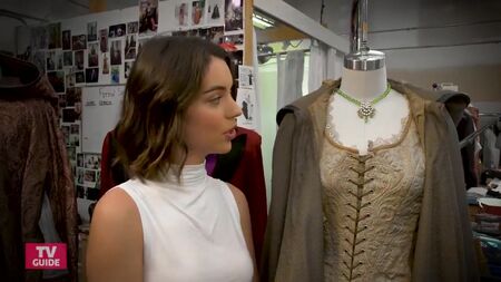 Adelaide Kane ile "Once Upon a Time" Kostüm Dolabının İçinden