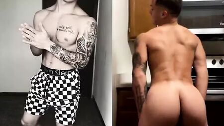 çıplak halini gösteren seksi adam
