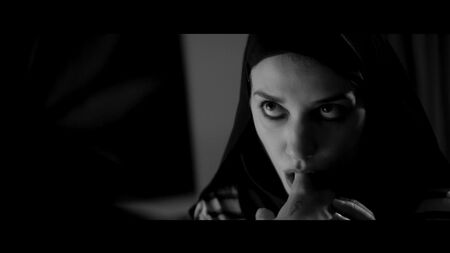 Sheila Vand Çıplak - Bir Kız Gece Yalnız Yürür (2014) WEB-DL HD1080 Çevrimiçi İzle