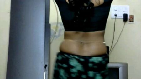 KRITHI CD SAREE NAVEL TEASE: Karın Zinciri ve Kalça Sallama