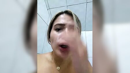 Sara otobüs durağında boşalıyor