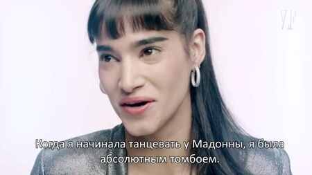 Sofia Boutella geriye doğru eğilerek yataktan kalkıyor