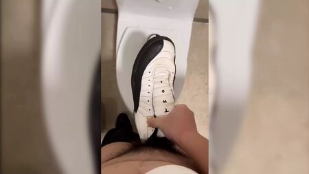 Nike Air Jordan spor ayakkabılarında sikiş ve boşalma
