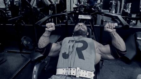 Sergio Oliva Jr. göğüs kaslarını çalıştırıyor