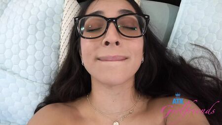 Gözlüklü amatör güzel Madison Wilde, amını yalatıyor ve POV açısıyla sik yalıyor