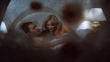 Sybil Danning, The Day of the Cobra (1980) filminden bir sahnede Brenda rolünde